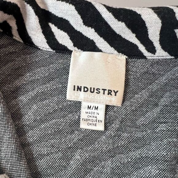 🔥🔥5 for $25🔥🔥 Industry Black White Collared Zebra Print Long Sleeve Knit Top - Picture 7 of 10